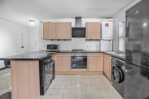 2 bedroom apartment to rent, Mulberry Way, Barkingside