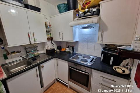 1 bedroom in a flat share to rent, Elgin Avenue, Maida Vale, London