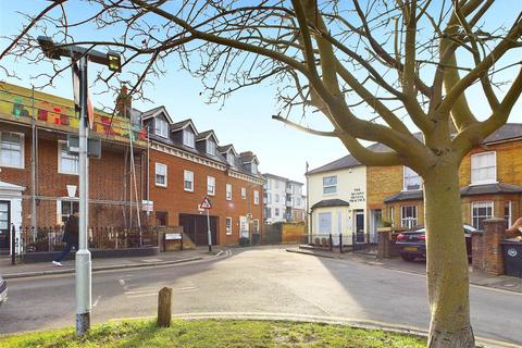 2 bedroom flat for sale, Monument Green, Weybridge