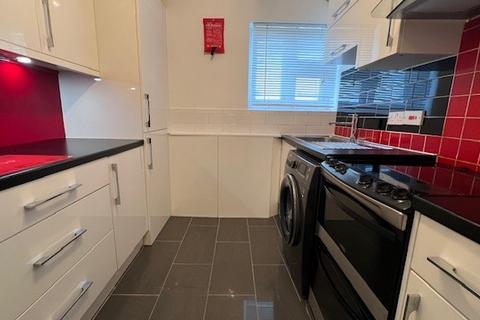 3 bedroom flat to rent, Gaysham Hall, Longwood Gardens, Ilford, IG5