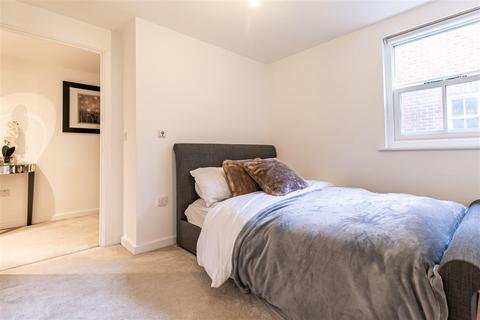 2 bedroom flat to rent, Hemnall Street, Epping