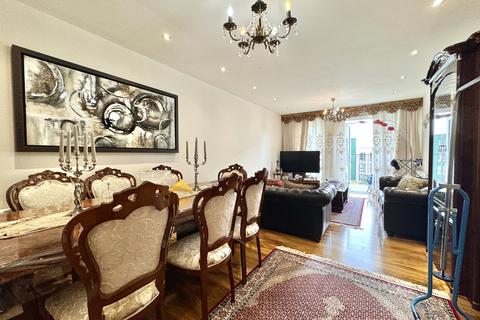 2 bedroom flat for sale, Telegraph Avenue, London NW9