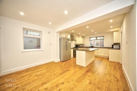 3 Corncrake Close, Luton, LU2 8EL