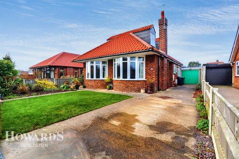 4 bedroom chalet for sale, Gournay Avenue, Gorleston