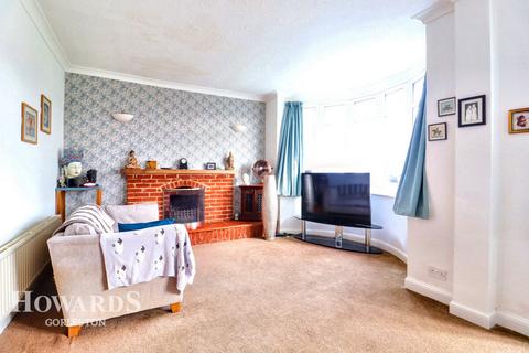 4 bedroom chalet for sale, Gournay Avenue, Gorleston