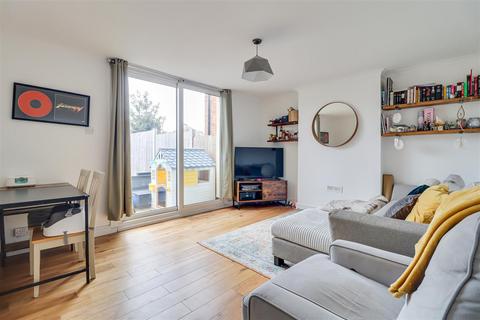 2 bedroom flat for sale, Percy Road, Leigh-On-Sea SS9