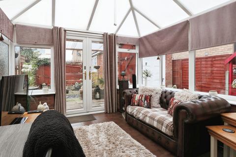 2 bedroom semi-detached house for sale, The Queensway, Hull, East Riding of Yorkshire, HU6 9BJ