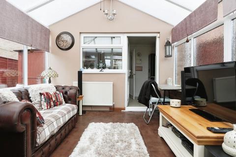 2 bedroom semi-detached house for sale, The Queensway, Hull, East Riding of Yorkshire, HU6 9BJ