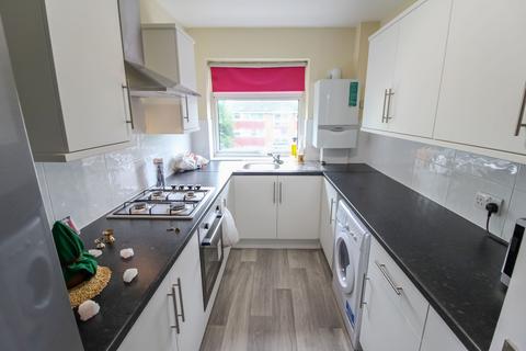 2 bedroom flat to rent, Kenton Road, Embassy Court, HA3