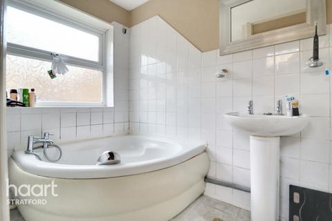 20 Holness Road, London, E15 4EN