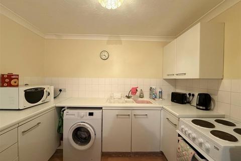 1 bedroom flat to rent, Newport Road, Aldershot GU12