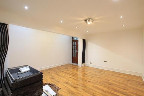 4 bedroom end of terrace house for sale, Hanworth Road, Hounslow TW3