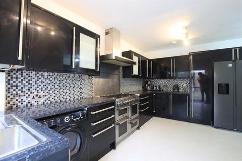 4 bedroom end of terrace house for sale, Hanworth Road, Hounslow TW3