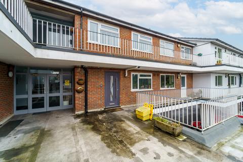 2 bedroom duplex for sale, St. Peters Court, High Street, Chalfont St. Peters, Gerrards Cross, SL9