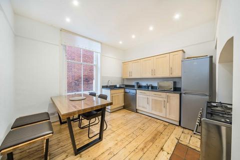 2 bedroom flat to rent, Gleneldon Road, London SW16