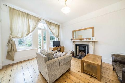 2 bedroom flat to rent, Gleneldon Road, London SW16