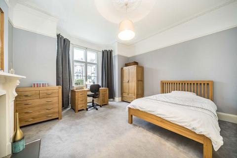 2 bedroom flat to rent, Gleneldon Road, London SW16