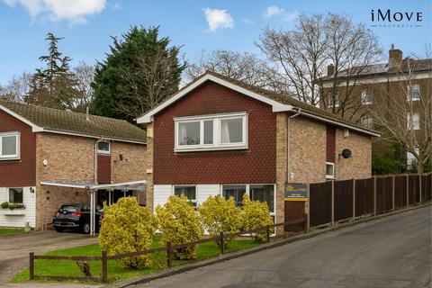 4 bedroom semi-detached house to rent, Homelands Drive, London SE19