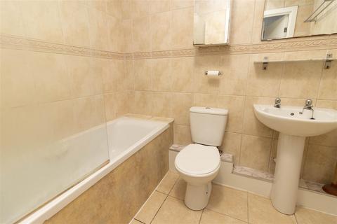 2 bedroom ground floor flat to rent, North Side, Dunston, Gateshead