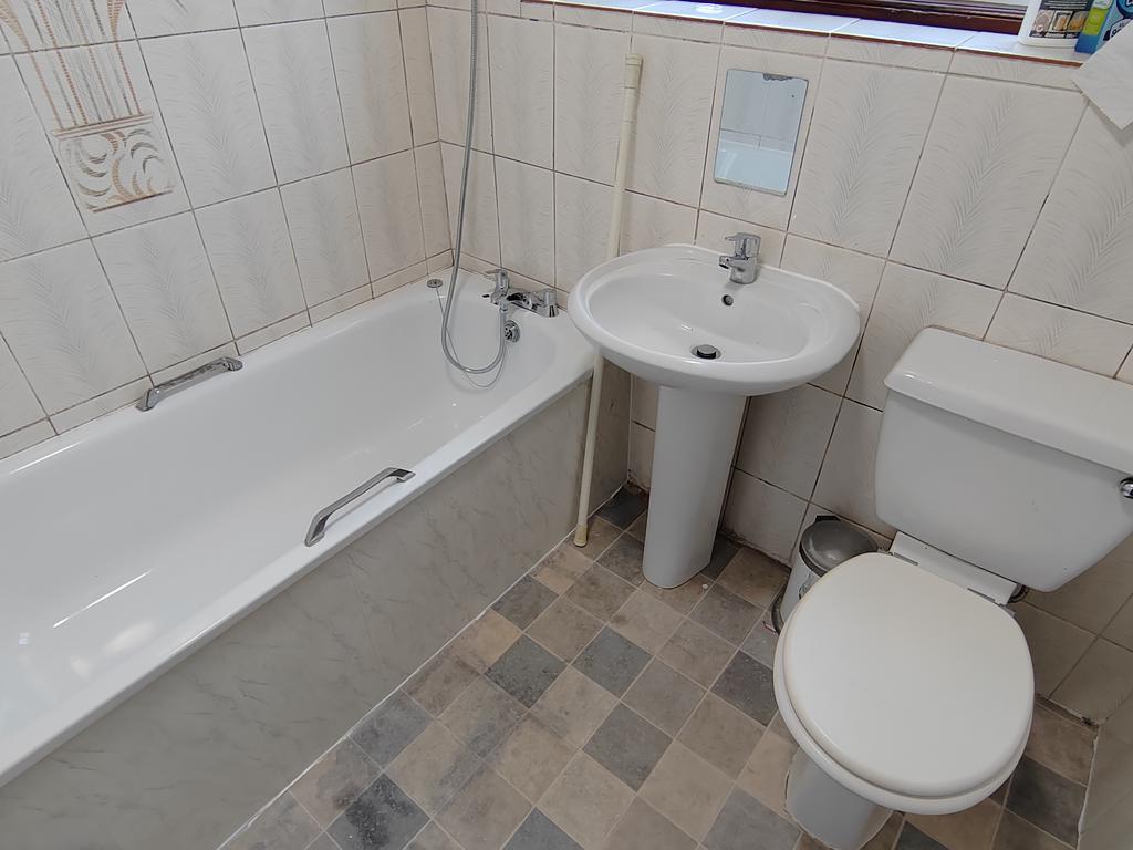 Bathroom (F/F)