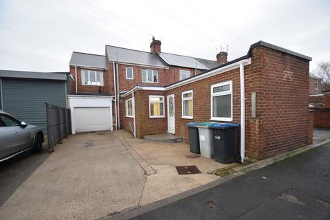 3 bedroom end of terrace house to rent, Thomas Street, Langley Park, Durham