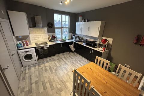 House share to rent, High Road, London N12