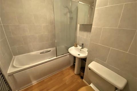 2 bedroom flat to rent, Alexandra Gardens, Woking GU21