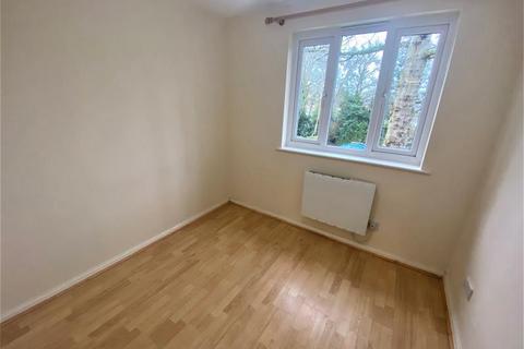 2 bedroom flat to rent, Alexandra Gardens, Woking GU21