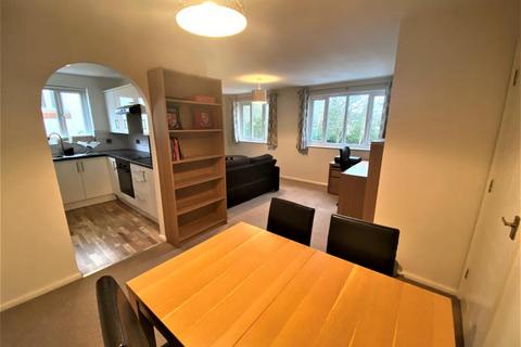 2 bedroom flat to rent, Alexandra Gardens, Woking GU21