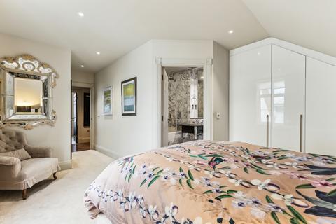 2 bedroom flat for sale, Chesterfield House, Chesterfield Gardens, Mayfair, London