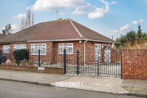 2 Hunter Drive, Hornchurch, RM12 5TS