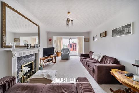 2 Hunter Drive, Hornchurch, RM12 5TS