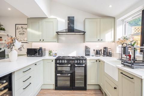 31 Kingslea, Leatherhead, KT22 7SN