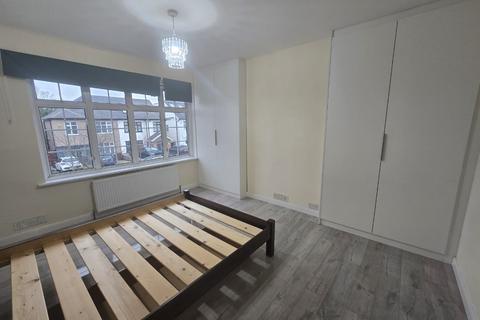 2 bedroom flat to rent, PARKFIELD AVENUE, HARROW, HA2