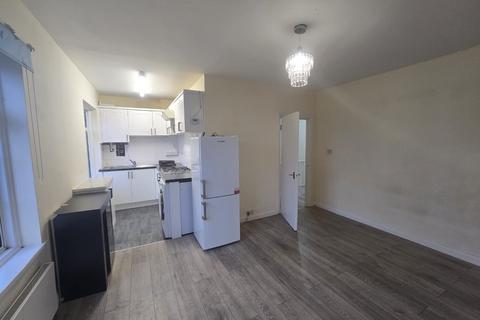 2 bedroom flat to rent, PARKFIELD AVENUE, HARROW, HA2