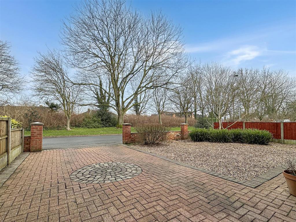 Extensive MULTI-CAR Driveway 770