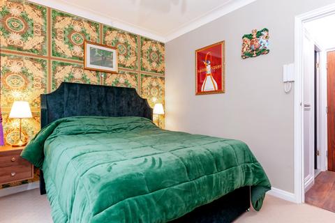 Studio to rent, Buckingham Gate, SW1E