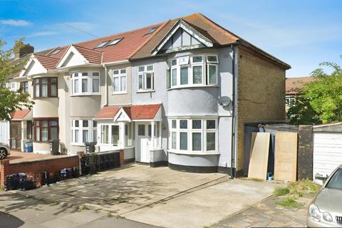 3 bedroom terraced house to rent, Holland Park Avenue, Ilford IG3