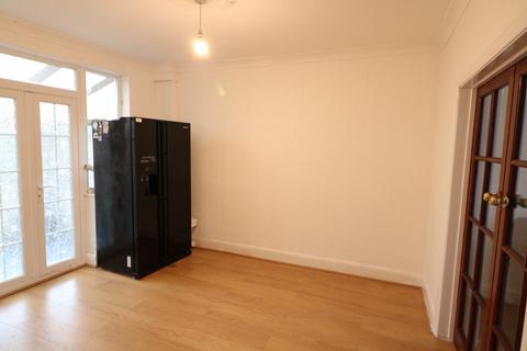 3 bedroom terraced house to rent, Holland Park Avenue, Ilford IG3