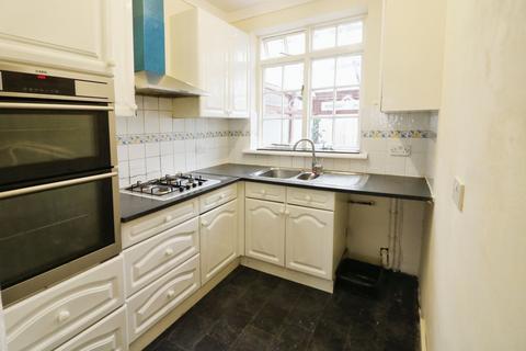 3 bedroom terraced house to rent, Holland Park Avenue, Ilford IG3