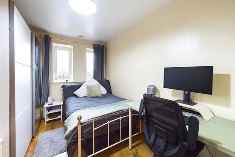 2 bedroom flat to rent, High Street, London E15