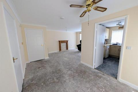 11 Adwalton Close, Newark, NG24 2GT