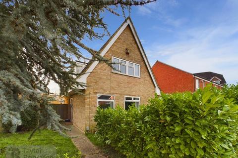 3 bedroom detached house for sale, Charm Close, Horley