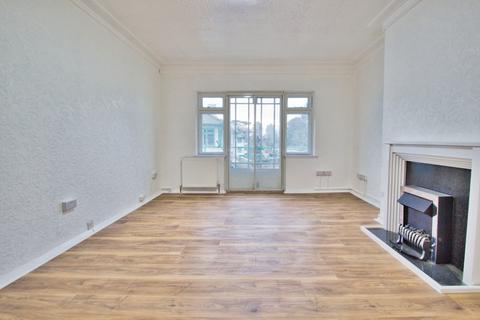 2 bedroom flat to rent, Elm Park Road, Pinner HA5