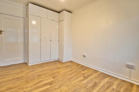 2 bedroom flat to rent, Elm Park Road, Pinner HA5