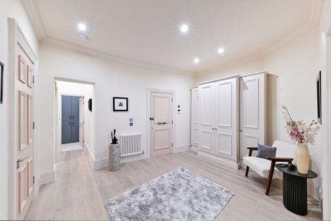 3 bedroom property for sale, Earl's Court Square, London