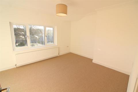 2 bedroom end of terrace house to rent, Yew Tree Road, Shepley, Huddersfield