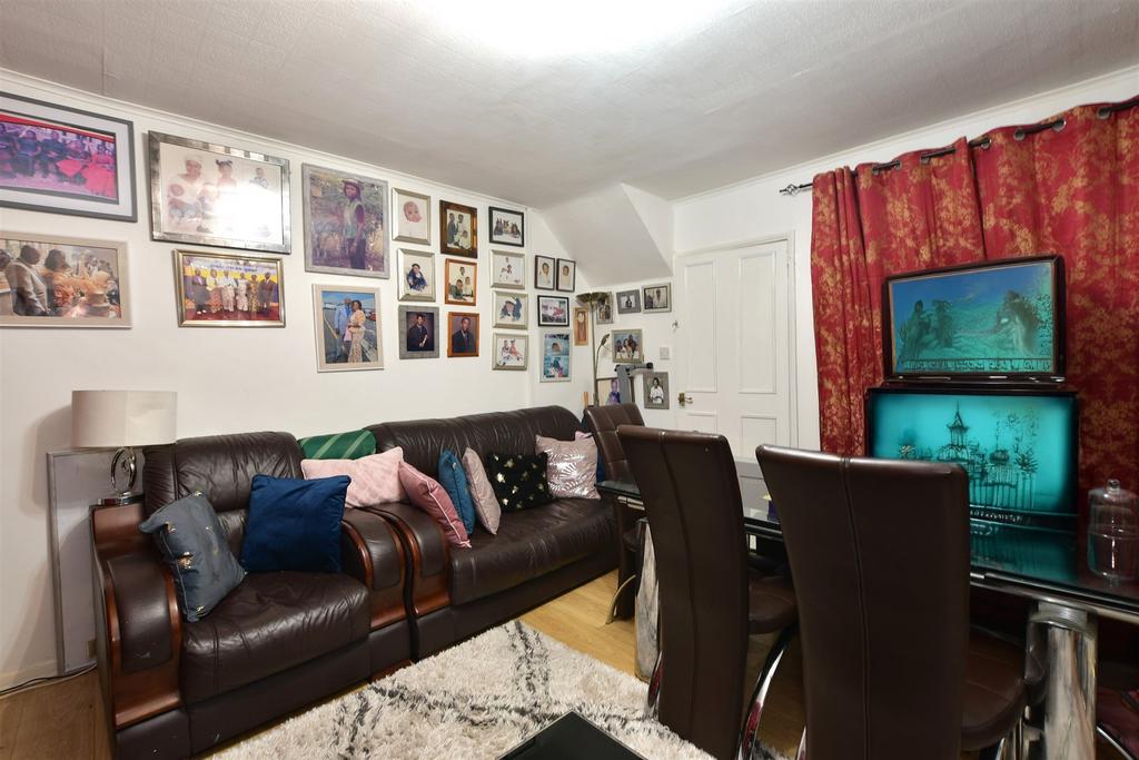 Lounge/Dining Area
