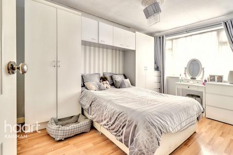 45 Blake Close, Rainham, RM13 8BE
