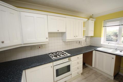 2 bedroom property to rent, Derwent Close, St. Ives